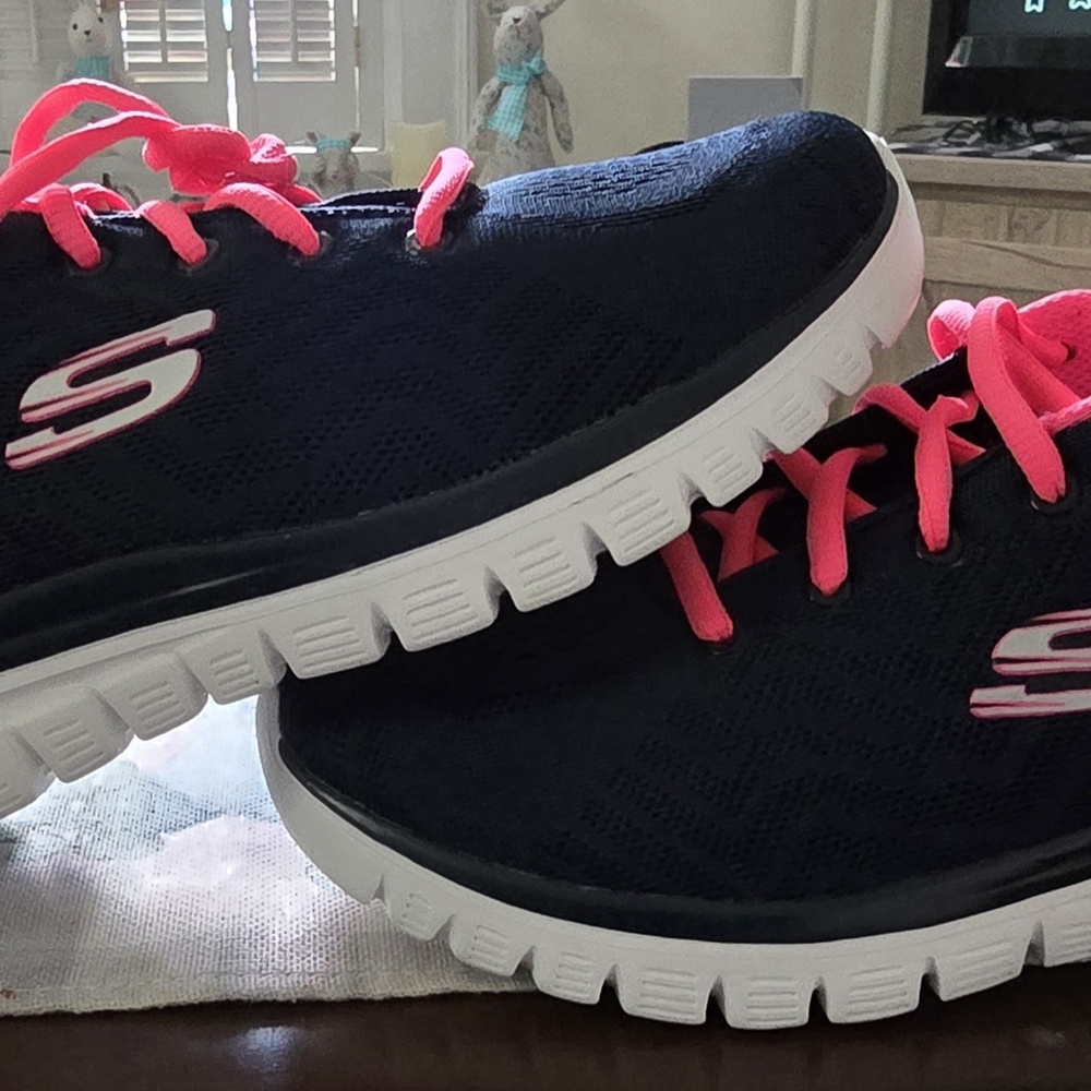 Skechers Wide Women's Blue Sneakers with Neon Pink Accents. NWT. Size 7.5